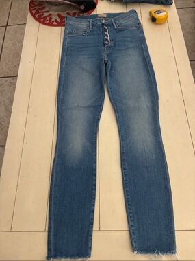 Fly cut, high waist, fray legged cut jeans in size 25. Machinewash cool,dry low